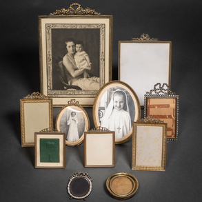 Conjunto de once marcos portarretratos estilo Luís XVI en bronce dorado del siglo XIX-XX.
