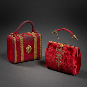 Conjunto de dos bolsos de noche antiguos en tela con estructura en latón dorado.