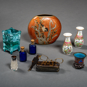 Conjunto de tres perfumeros en cristal, dos jarroncitos en porcelana de cantón del siglo XIX, Caja realizada en asta, portalápices y jarroncito en esmalte.