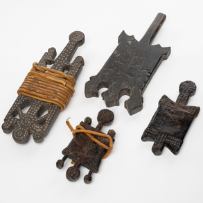 Conjunto de cuatro arguizaiolas vascas en madera del siglo XIX