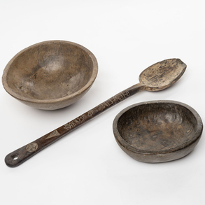 Conjunto de dos cuencos y cucharones en madera del siglo XIX.