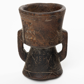 Copa o vaso en madera tallada con dos asas con decoración de animales del año 1875.