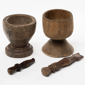 Conjunto de dos almireces en madera tallada del siglo XIX con sus mazas.