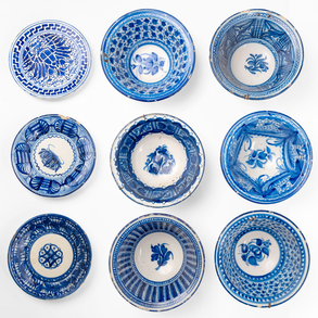 Conjunto de seis cuencos y tres platos en cerámica de Manises del siglo XX.