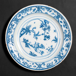 Plato en cerámica de Alcora de la serie chinescos  de primera época (1727-1735)