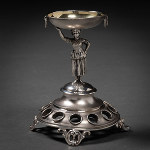 Purera en plata repujada con mujer como tenante del siglo XIX.