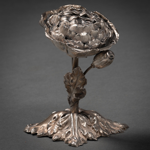 Palillero en plata repujada en forma de flor del siglo XIX.
