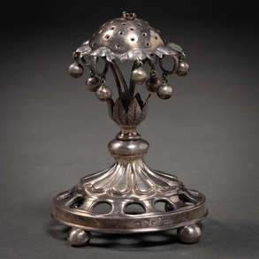Palillero en plata repujada con cascabeles del siglo XIX.
