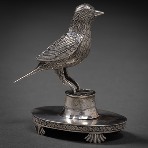 Palillero en forma de pájaro en plata repujada del siglo XIX.