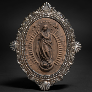 Relicario de capilla en plata repujada con relieve de la Inmaculada en barro del siglo XIX.