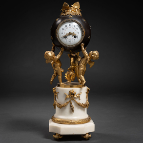Reloj de sobremesa francés estilo Luís XVI en bronce dorado y pavonado con base de mármol blanco. Trabajo francés del siglo XIX