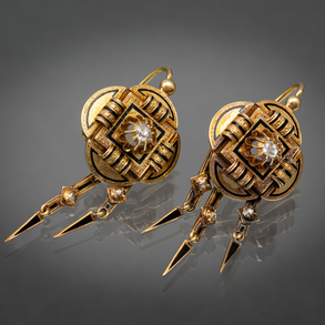 Pareja de pendientes en oro amarillo de 18kt con esmalte y brillantes.