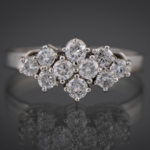 Anillo en oro blanco de 18kt con brillantes.