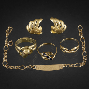 Lote compuesto por tres anillos y pareja de pendientes y pulsera en oro amarillo de 18kt.