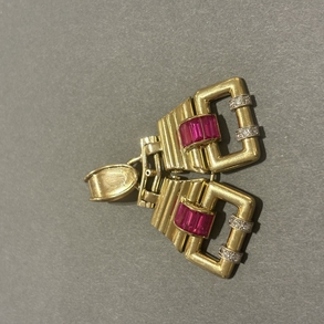 Colgante de época Chevalier en oro amarillo de 18ky y rubíes sintéticos.