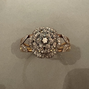 Pulsera rígida en oro amarillo de 18kt con rosetón en oro blanco de 18 kt y brillantes.