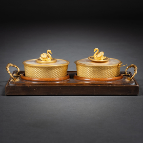 Tintero realizado en bronce dorado y base de madera de principios del siglo XX.