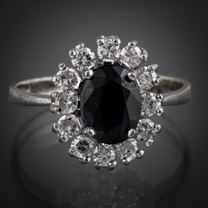 Sortija en oro blanco de 18 kt con zafiro sintético orlado de brillantes.