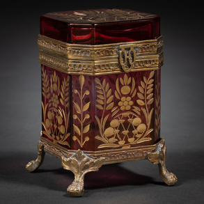 Caja en cristal de bohemia color rojo con decoración en dorado y montura en latón. h. 1880