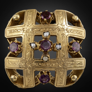Antiguo broche en oro amarillo de 18kt con perlas y amatistas.