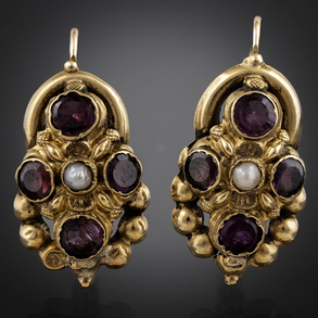 Antigua pareja de pendientes largos en oro amarillo de 18 kt con perlas y amatista.