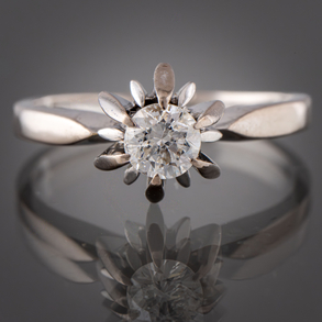 Anillo montado en oro blanco de 18 kt con brillante de 0,25qt.