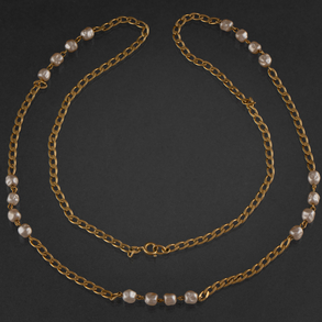 Cadena de eslabones en oro amarillo de 18 kt con perlas de río.