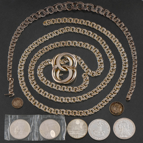 Conjunto de cinturón, cadena de eslabones y siete monedas de plata de ley del siglo XX.