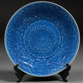 Plato circular en porcelana china color azul con decoración de flor de loto del siglo XIX