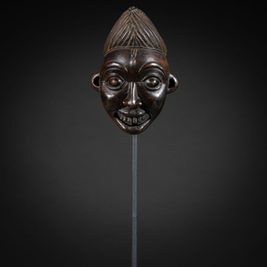 Máscara africana en bronce posiblemente Ngoin del Camerún del siglo XX.