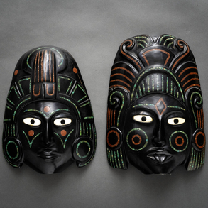 Conjunto de dos máscaras realizadas en ónix y piedras duras siguiendo modelos aztecas del siglo XX.