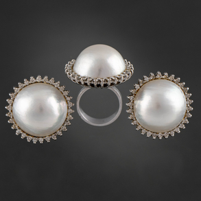 Conjunto de anillo y pendientes en oro blanco de 18 kt con perla japonesa orlada de brillantes.