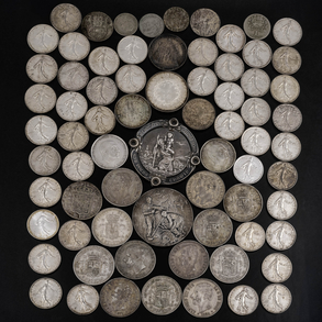Conjunto de setenta monedas y dos medallas conmemorativas en plata.