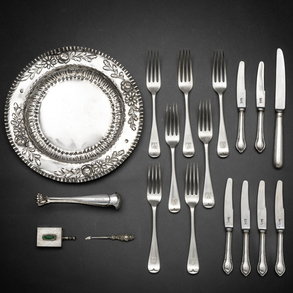 Conjunto de bandeja circular y cubertería incompleta en plata inglesa punzonada del siglo XX.