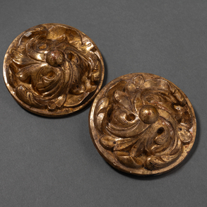 Conjunto de dos ornamentos circulares en forma de voluta en madera tallada y dorada del siglo XIX