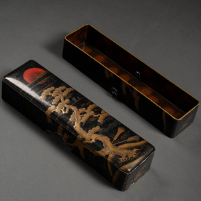 Caja Japonesa en forma rectangular en laca negra con decoración en dorado y rojo. Siglo XIX