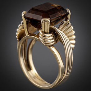 Anillo en oro amarillo de 18 kt con cuarzo fumé.