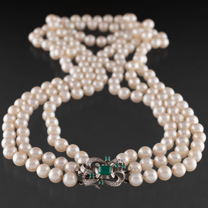 Elegante collar de perlas cultivadas de tres  hilos con cierre en oro blanco de 18kt con esmeraldas y brillantes.