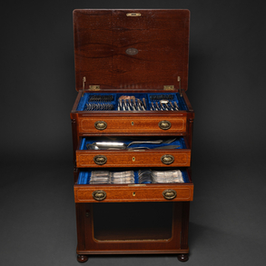 Cubertería de la cruz de malta de doce servicios en plata española y punzonada del siglo XX.