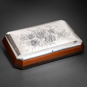 Caja Joyero en madera tallada con lámina repujada en plata en la tapa con decoración floral del siglo XX.