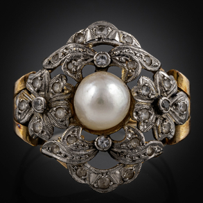 Antigua sortija en oro amarillo de 18 kt con perla cultivada central.