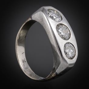 Anillo tresillo en oro blanco de 18 kt con brillantes.