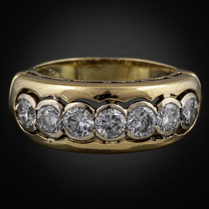 Anillo en oro amarillo de 18 kt con banda de siete brillantes.