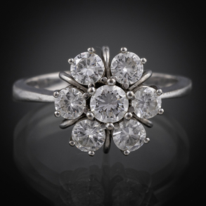 Sortija en oro blanco de 18kt con brillantes.