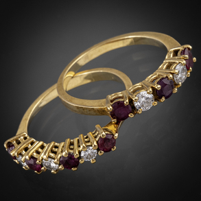 Conjunto de dos anillos en oro amarillo de 18 kt con banda de rubíes y brillantes.