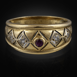 Anillo en oro amarillo de 18kt con circonitas y rubí central.