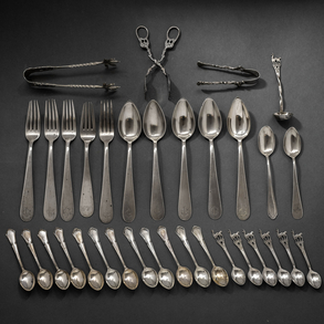 Set de merienda con estuche y cubertería incompleta en plata española y punzonada del siglo XX.