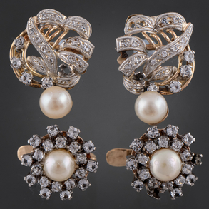 Conjunto  de dos parejas de pendientes en en oro amarillo de 18kt con perlitas.