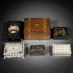 Conjunto de cinco cajas y un visor de fotografía de finales del siglo XIX