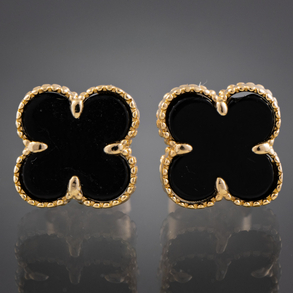 Pareja de pendientes en forma de trébol en oro amarillo de 18 kt con ónix en color negro.